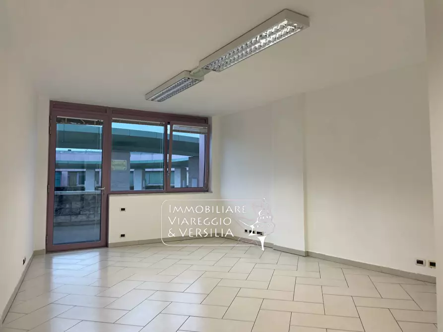 Immagine 2 di Ufficio in affitto  a Camaiore