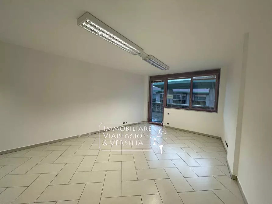 Immagine 4 di Ufficio in affitto  a Camaiore