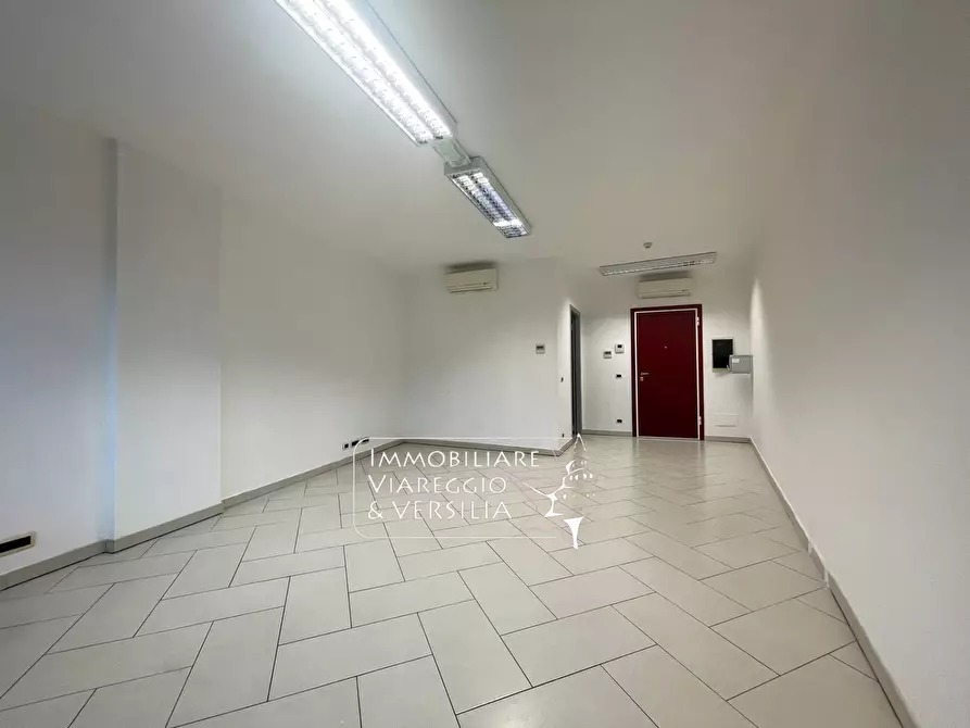 Immagine 3 di Ufficio in affitto  a Camaiore