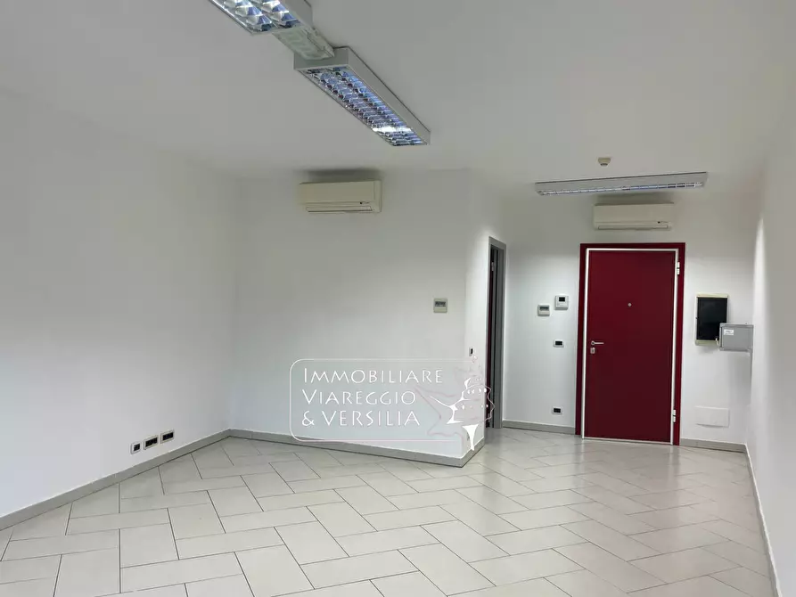Immagine 5 di Ufficio in affitto  a Camaiore