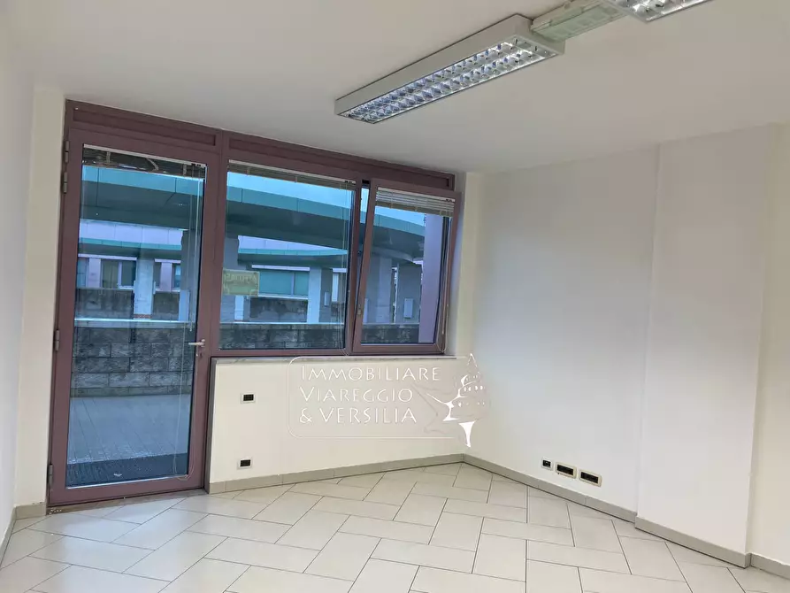 Immagine 7 di Ufficio in affitto  a Camaiore