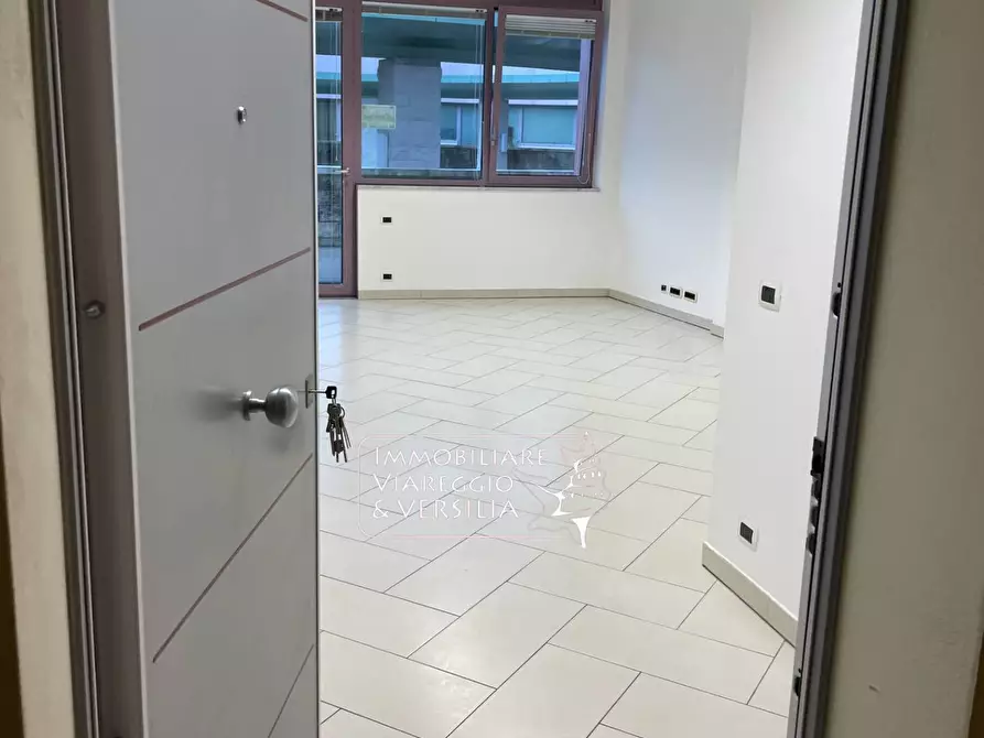 Immagine 11 di Ufficio in affitto  a Camaiore