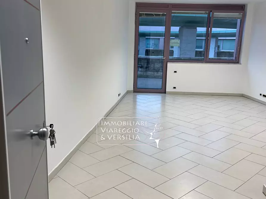 Immagine 12 di Ufficio in affitto  a Camaiore