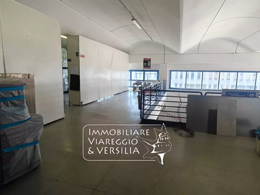 Immagine 11 di Magazzino in vendita  in via Libeccio 100 a Viareggio