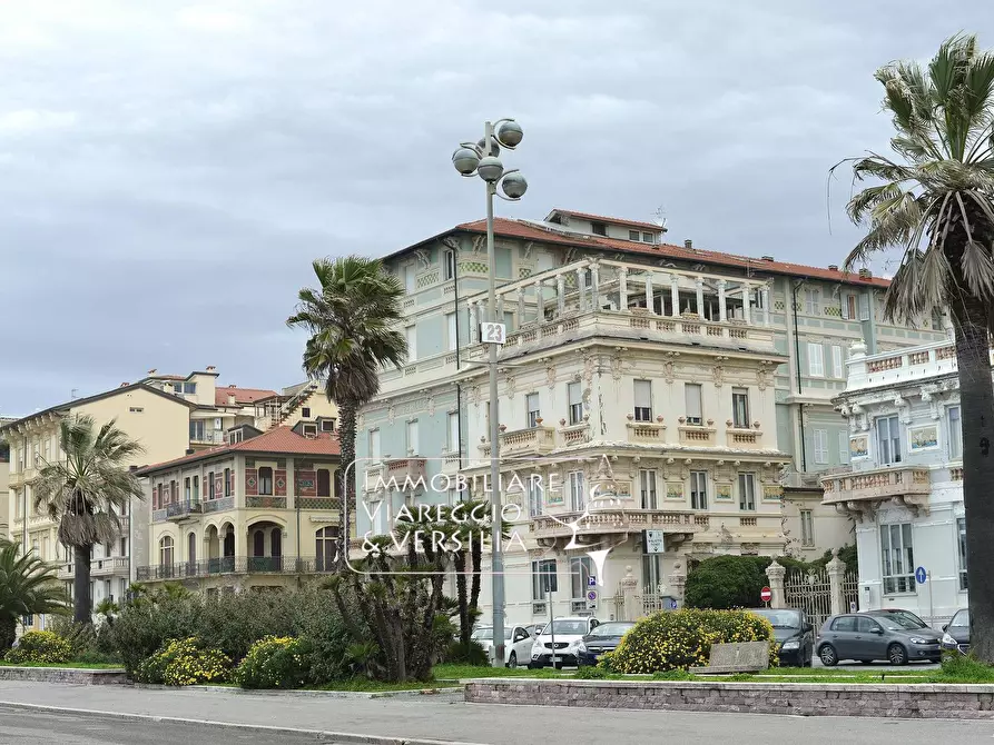 Immagine 1 di Appartamento in vendita  in viale G. Carducci 95 a Viareggio