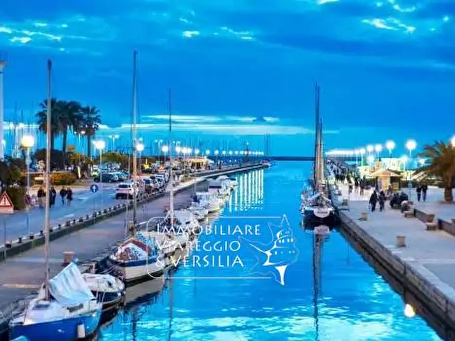 Immagine 4 di Appartamento in vendita  in viale G. Carducci 95 a Viareggio
