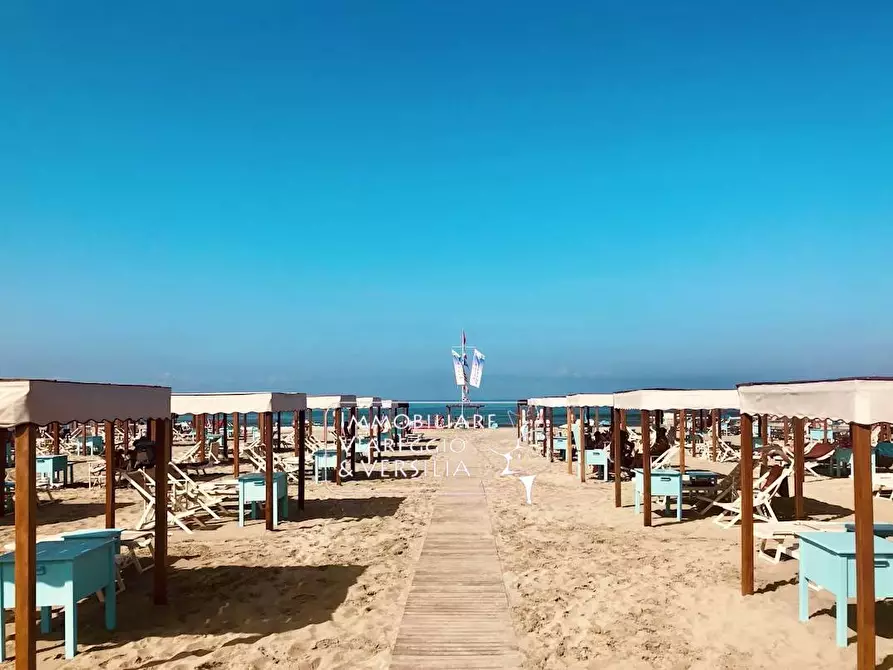 Immagine 5 di Appartamento in vendita  in viale G. Carducci 95 a Viareggio