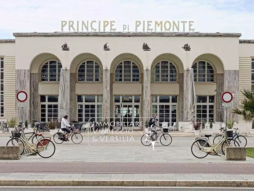 Immagine 3 di Appartamento in vendita  in viale G. Carducci 95 a Viareggio