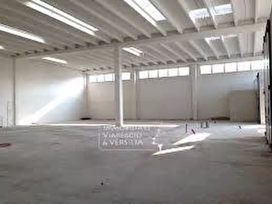 Immagine 1 di Magazzino in vendita  in via dei metalmeccanici 78 a Camaiore