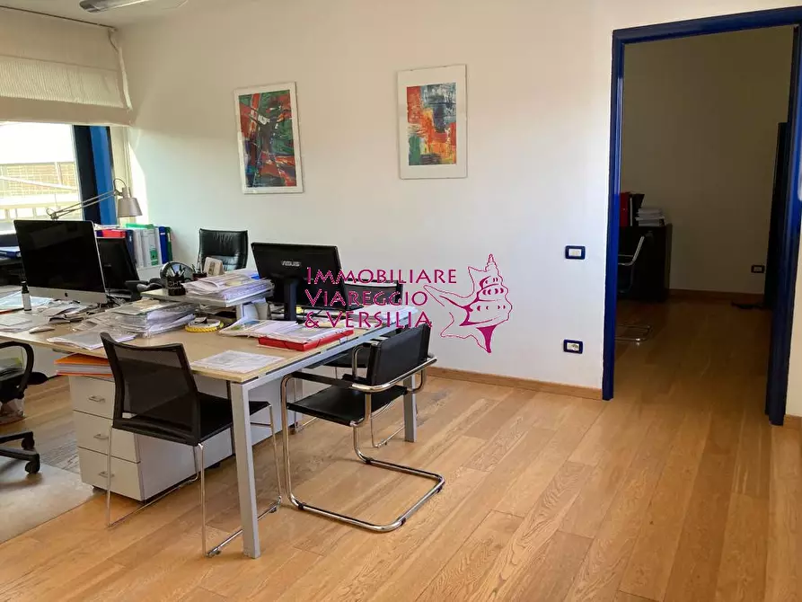 Immagine 1 di Ufficio in affitto  in via Coppino 100 a Viareggio