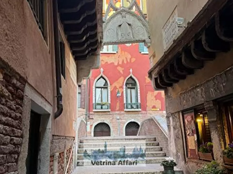 Immagine 1 di Appartamento in vendita  in calle del paradiso a Venezia