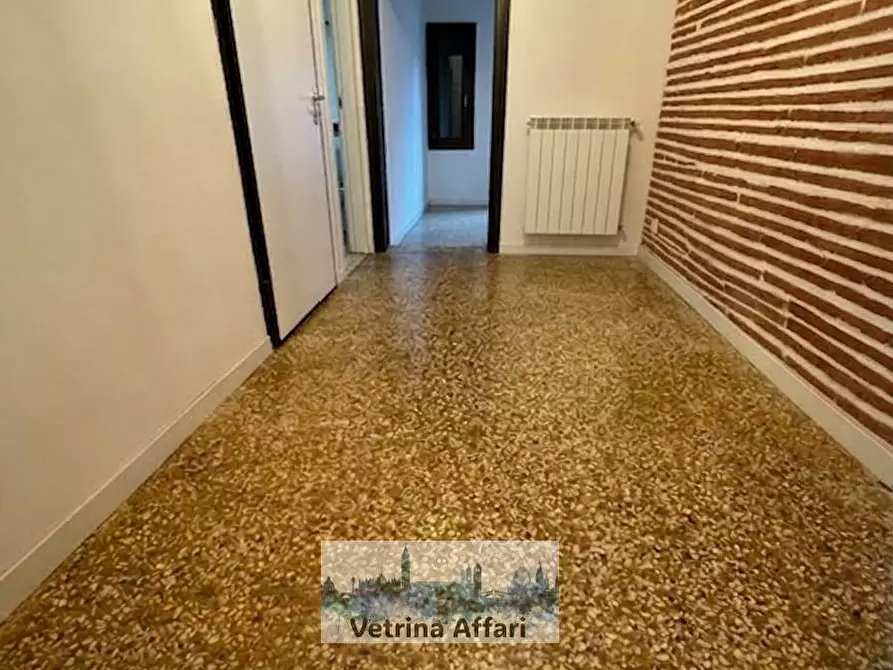 Immagine 2 di Appartamento in vendita  in calle del paradiso a Venezia