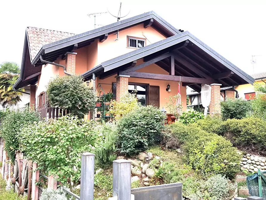 Immagine 1 di Villa in vendita  in Via Principale a Borgo Ticino