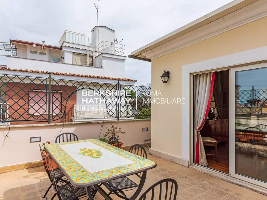 Immagine 17 di Villa in vendita  in delle Isole a Roma