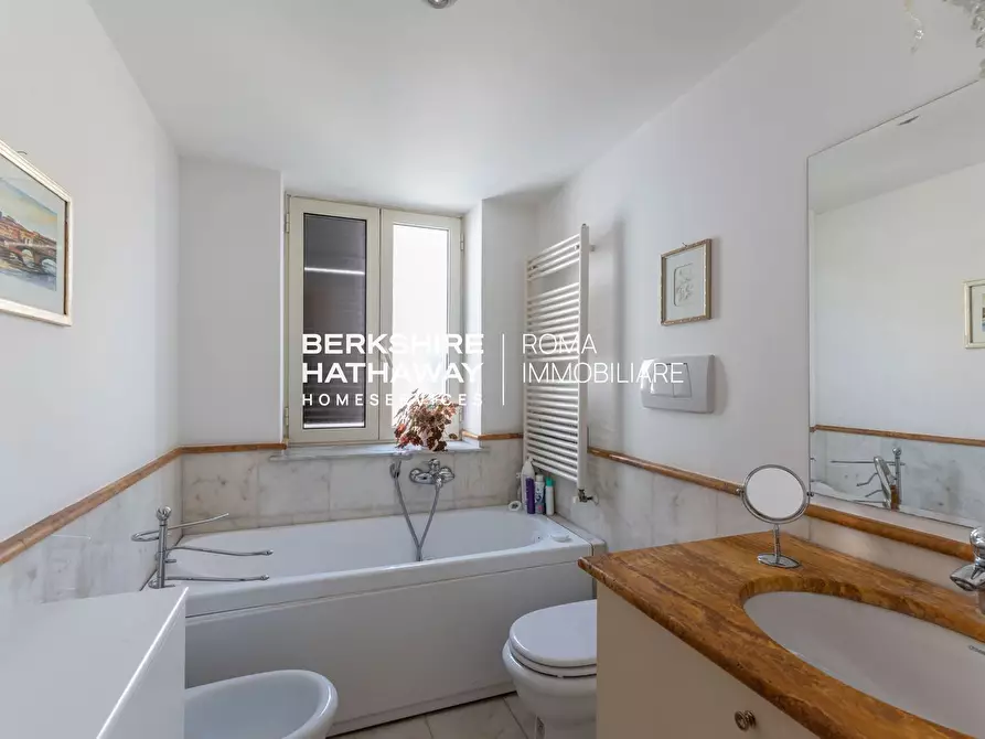 Immagine 21 di Villa in vendita  in delle Isole a Roma