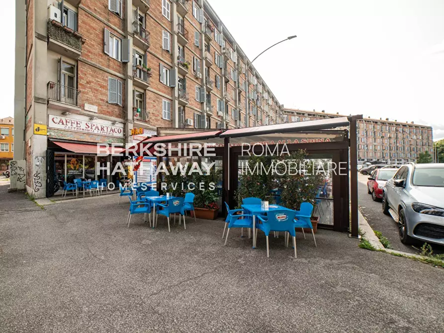 Immagine 1 di Locale commerciale in vendita  in Largo Spartaco 1 a Roma