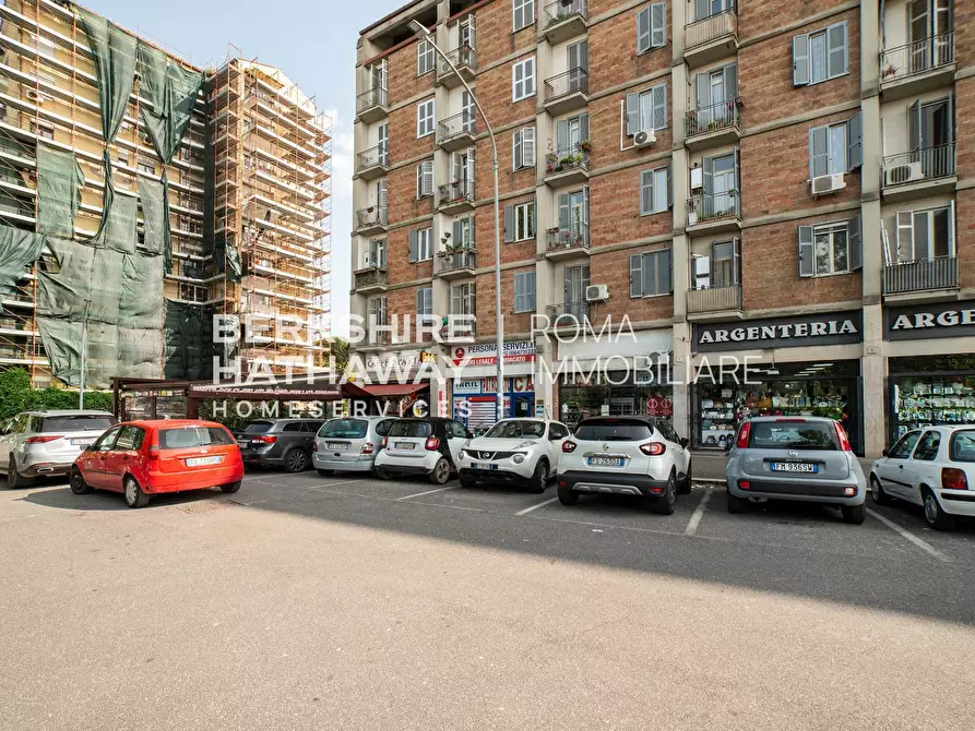 Immagine 2 di Locale commerciale in vendita  in Largo Spartaco 1 a Roma