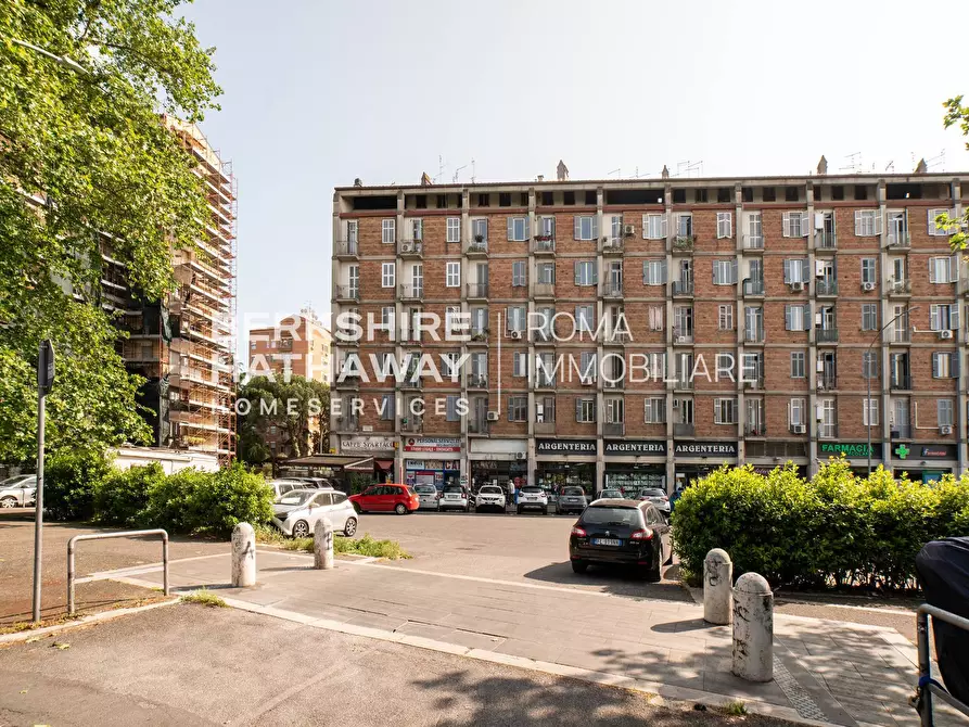 Immagine 3 di Locale commerciale in vendita  in Largo Spartaco 1 a Roma