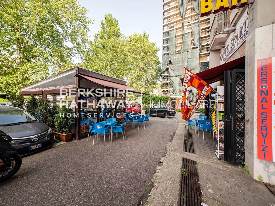 Immagine 4 di Locale commerciale in vendita  in Largo Spartaco 1 a Roma