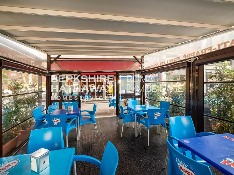 Immagine 7 di Locale commerciale in vendita  in Largo Spartaco 1 a Roma