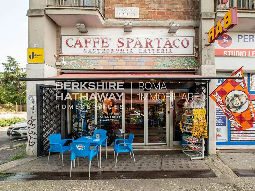Immagine 9 di Locale commerciale in vendita  in Largo Spartaco 1 a Roma