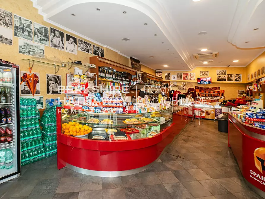 Immagine 10 di Locale commerciale in vendita  in Largo Spartaco 1 a Roma