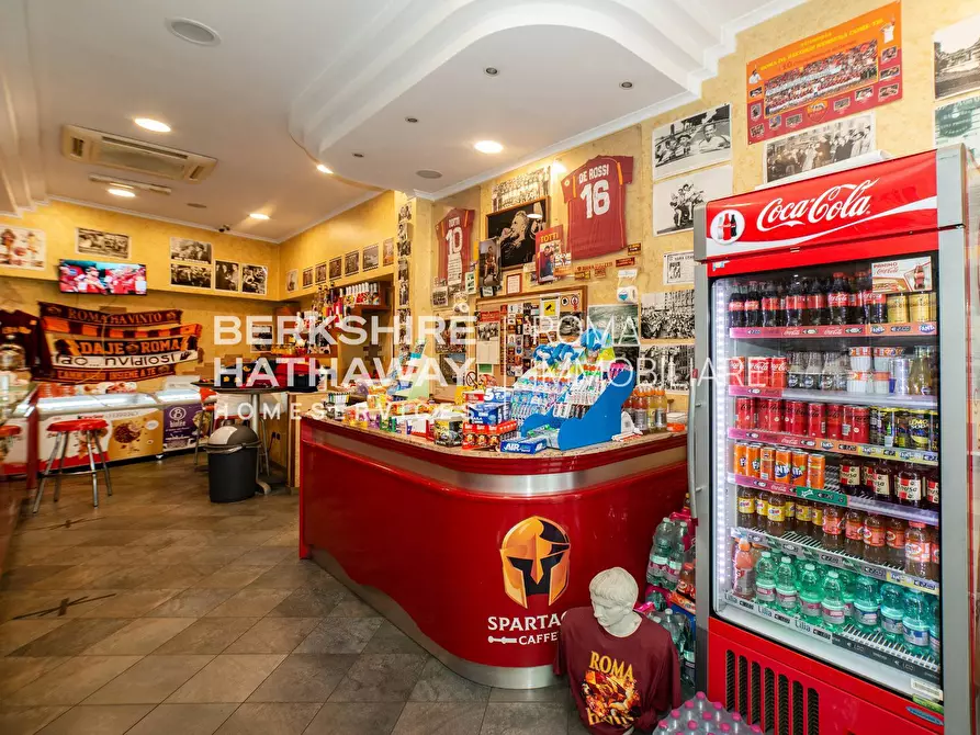 Immagine 11 di Locale commerciale in vendita  in Largo Spartaco 1 a Roma