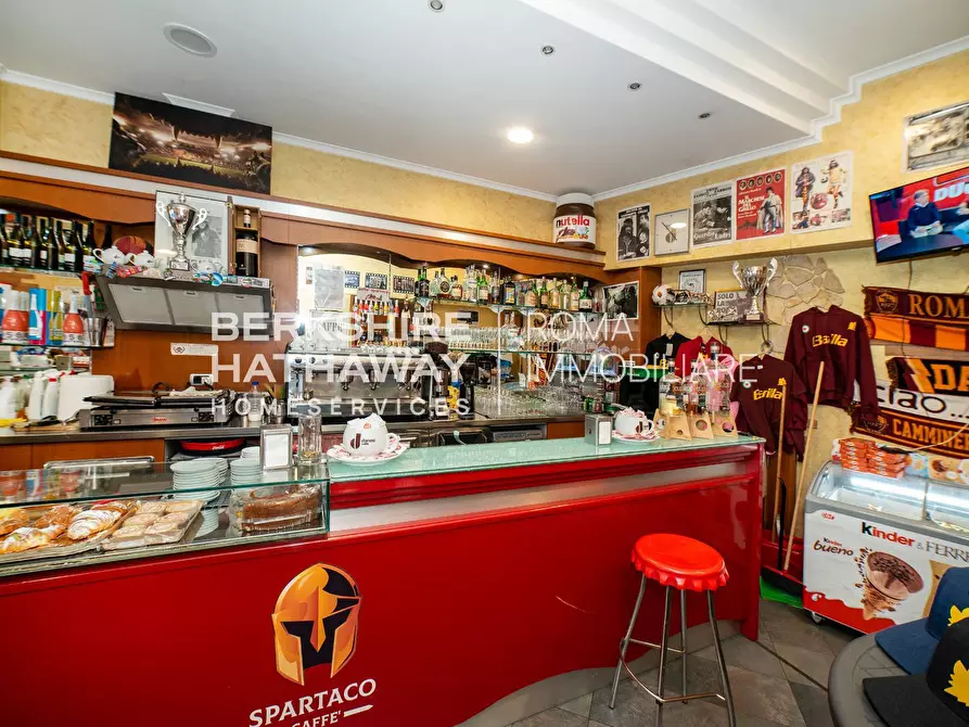 Immagine 13 di Locale commerciale in vendita  in Largo Spartaco 1 a Roma