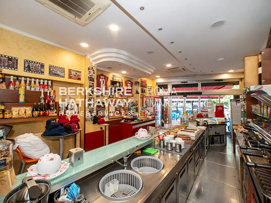 Immagine 15 di Locale commerciale in vendita  in Largo Spartaco 1 a Roma