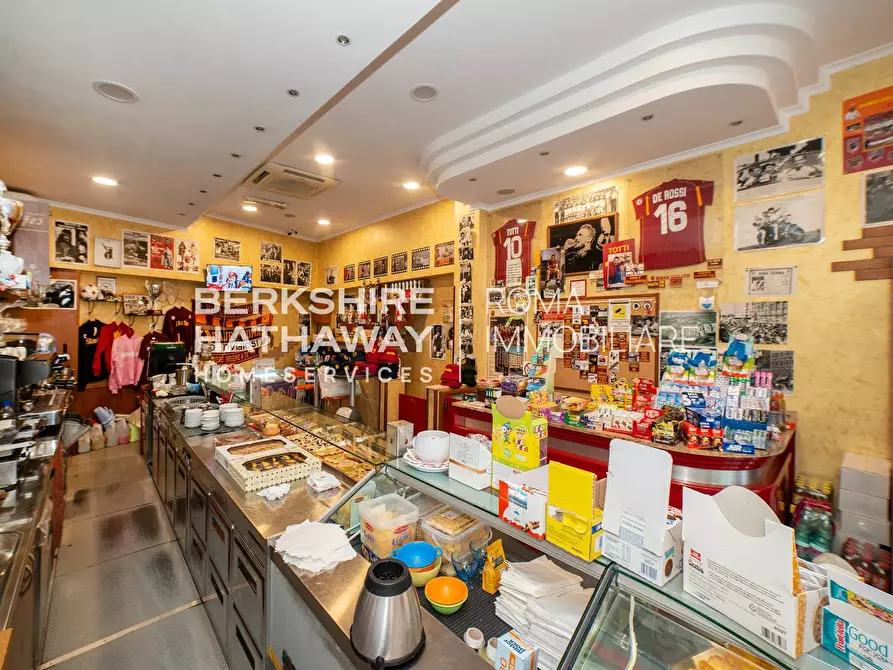 Immagine 16 di Locale commerciale in vendita  in Largo Spartaco 1 a Roma