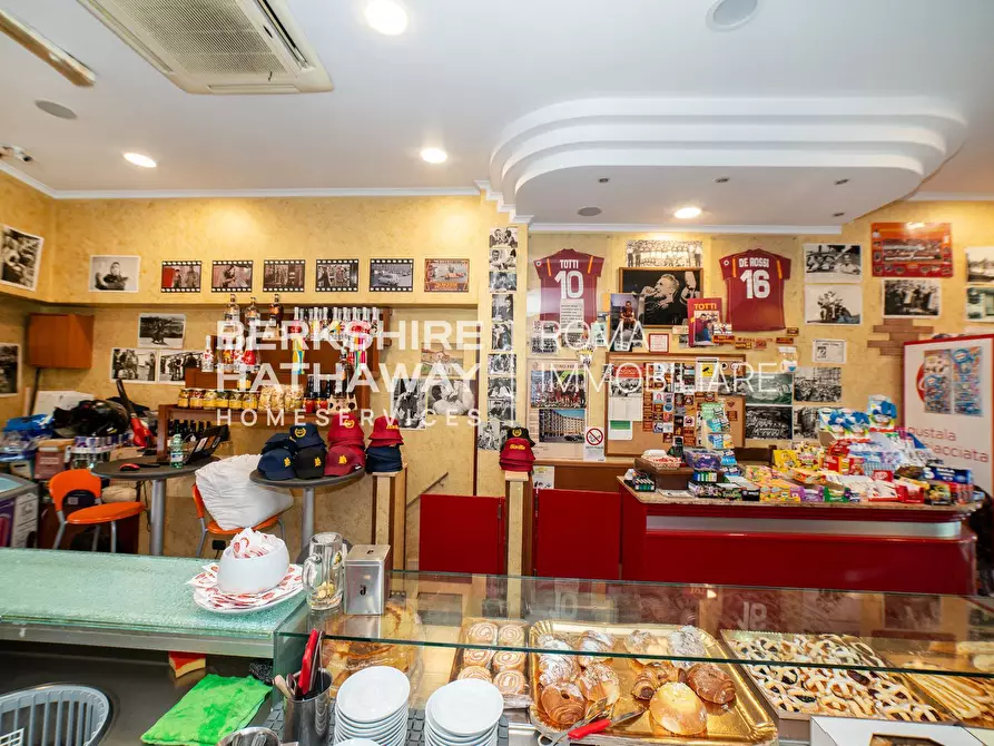 Immagine 17 di Locale commerciale in vendita  in Largo Spartaco 1 a Roma