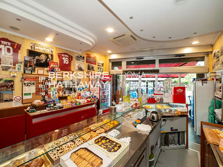 Immagine 18 di Locale commerciale in vendita  in Largo Spartaco 1 a Roma