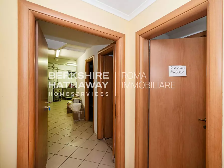 Immagine 20 di Locale commerciale in vendita  in Largo Spartaco 1 a Roma