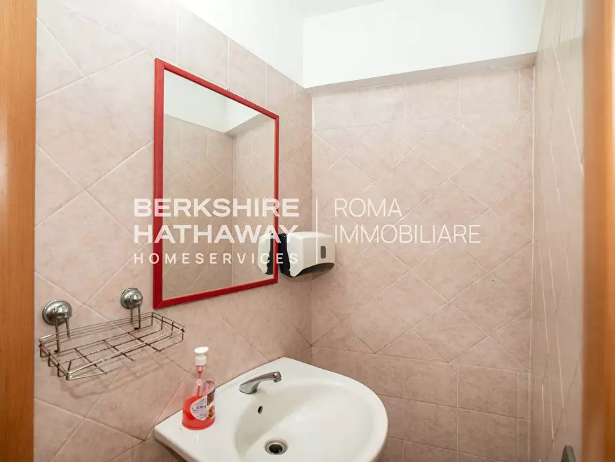 Immagine 21 di Locale commerciale in vendita  in Largo Spartaco 1 a Roma