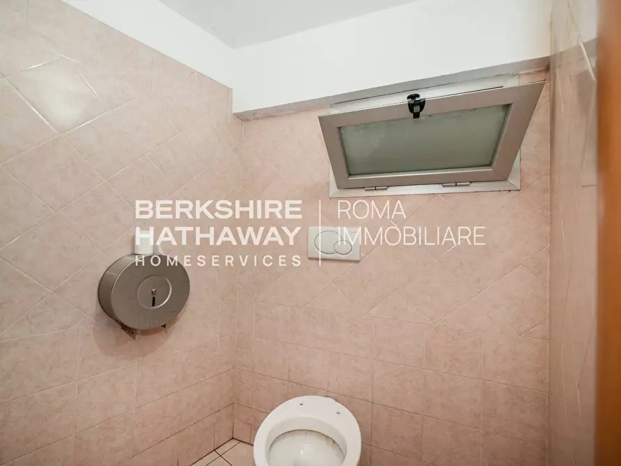 Immagine 22 di Locale commerciale in vendita  in Largo Spartaco 1 a Roma