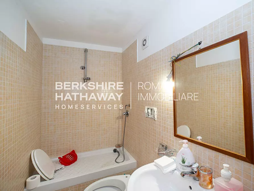 Immagine 23 di Locale commerciale in vendita  in Largo Spartaco 1 a Roma