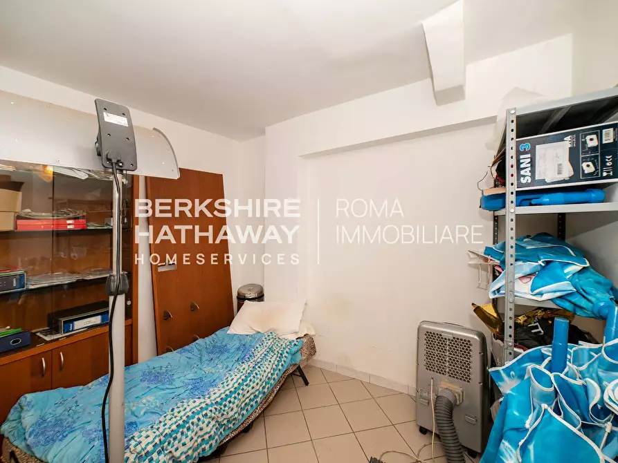 Immagine 24 di Locale commerciale in vendita  in Largo Spartaco 1 a Roma