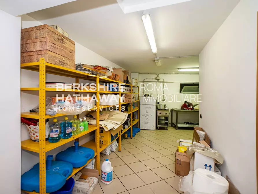 Immagine 25 di Locale commerciale in vendita  in Largo Spartaco 1 a Roma