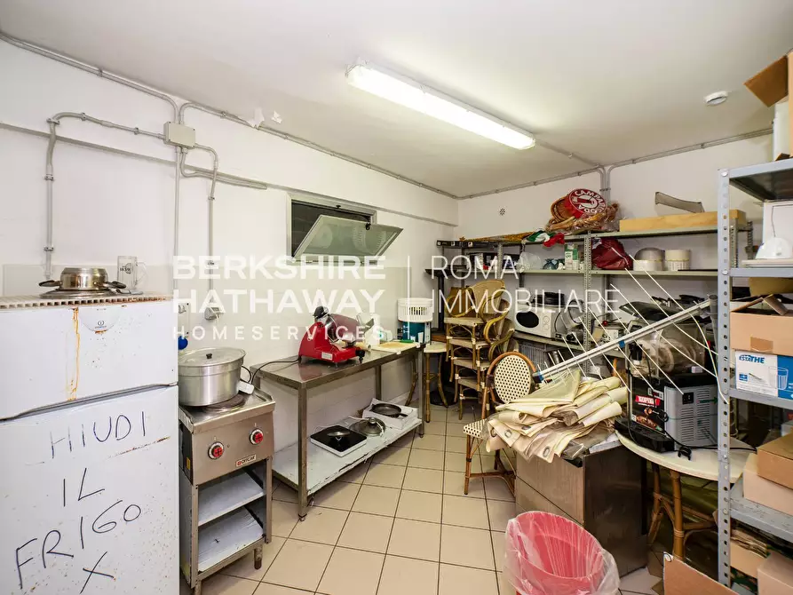 Immagine 26 di Locale commerciale in vendita  in Largo Spartaco 1 a Roma