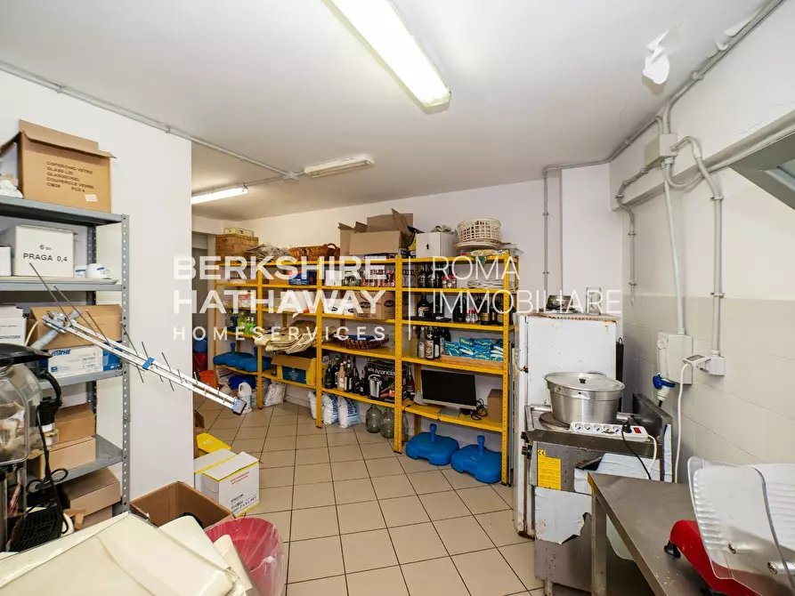 Immagine 27 di Locale commerciale in vendita  in Largo Spartaco 1 a Roma