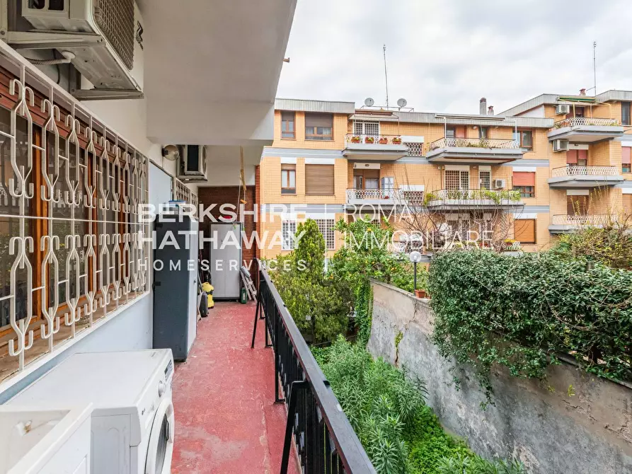 Immagine 3 di Appartamento in vendita  in Via Dante De Blasi 1 a Roma