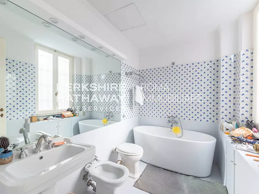 Immagine 13 di Appartamento in vendita  in Piazza Farnese 1 a Roma