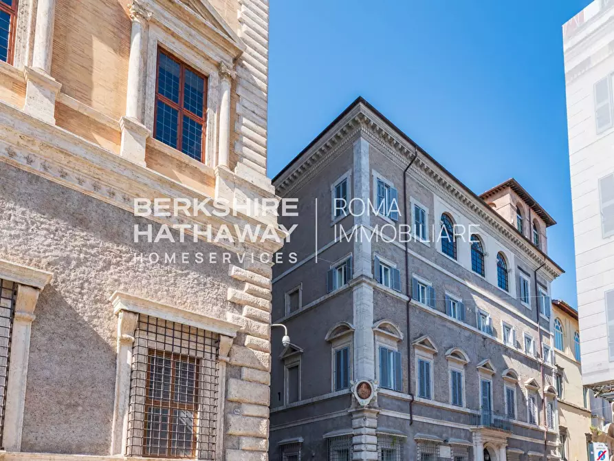 Immagine 18 di Appartamento in vendita  in Piazza Farnese 1 a Roma