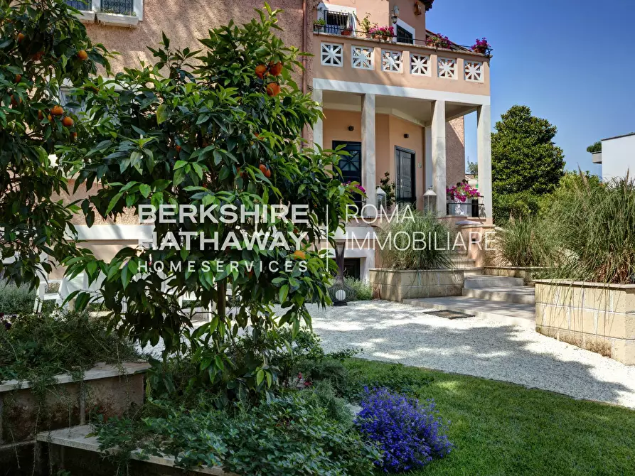 Immagine 2 di Villa in vendita  in Via Appia Antica 1 a Roma