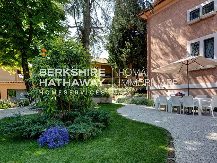 Immagine 3 di Villa in vendita  in Via Appia Antica 1 a Roma