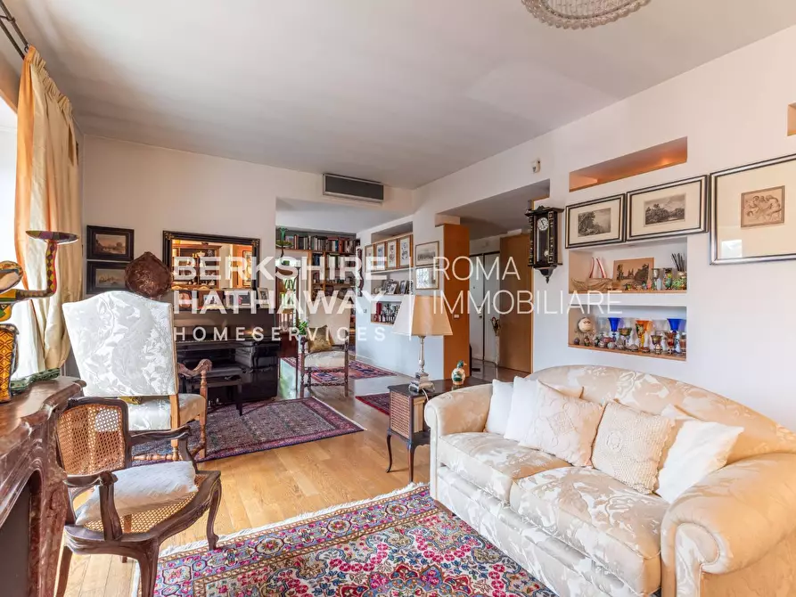 Immagine 5 di Appartamento in vendita  in Via Ugo de Carolis a Roma