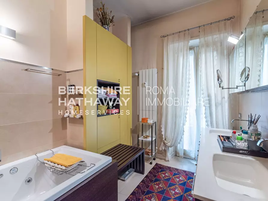 Immagine 36 di Appartamento in vendita  in Via Ugo de Carolis a Roma