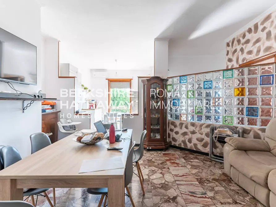 Immagine 1 di Appartamento in vendita  in Via Della Stazione Di Ottavia 1 a Roma