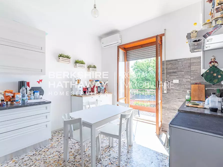 Immagine 4 di Appartamento in vendita  in Via Della Stazione Di Ottavia 1 a Roma