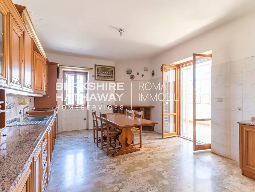 Immagine 1 di Appartamento in vendita  in Via Della Stazione Di Ottavia 1 a Roma